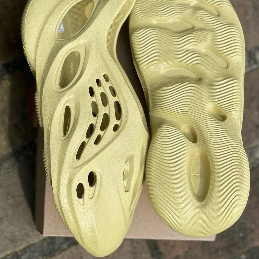 Yeezy foam runner NEW in box - Picture 2 of 4